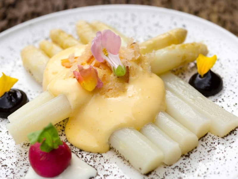 White thick asparagus with Hollandaise sauce
