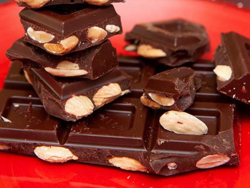 Dark chocolate with almonds pieces