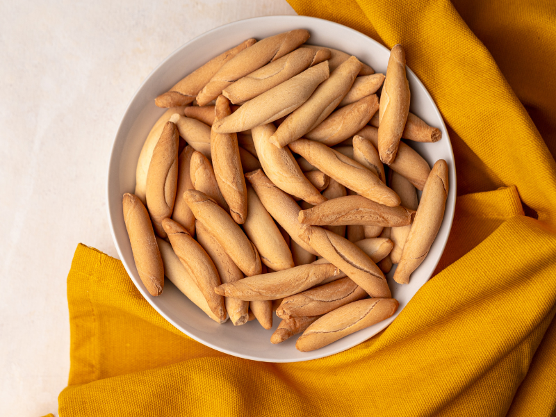 Bread sticks Camperos bowl with a yellow linen