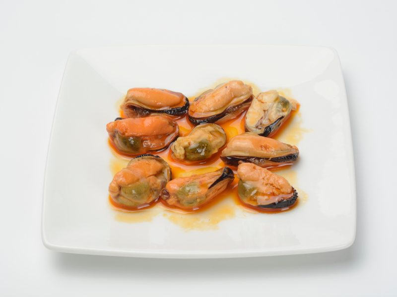Mussels in Pickled Sauce in a square plate. Deliberico